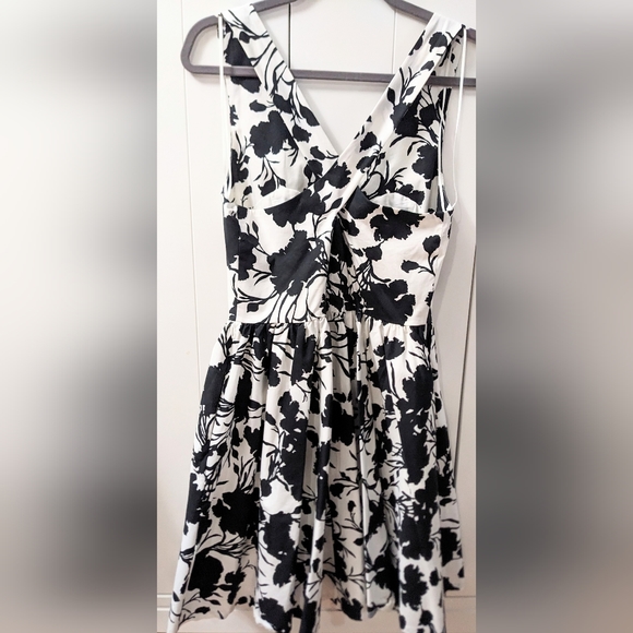 ELLE, Floral fit and flare Dress. Size 8. - Picture 6 of 11